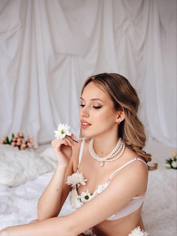 Аня привлекательная девушка из Можги цена от 7000 руб